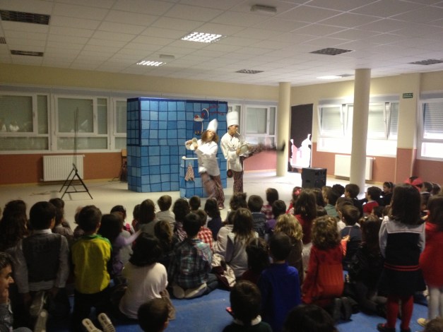 Momento del reparto del chocolate y del bizcocho.